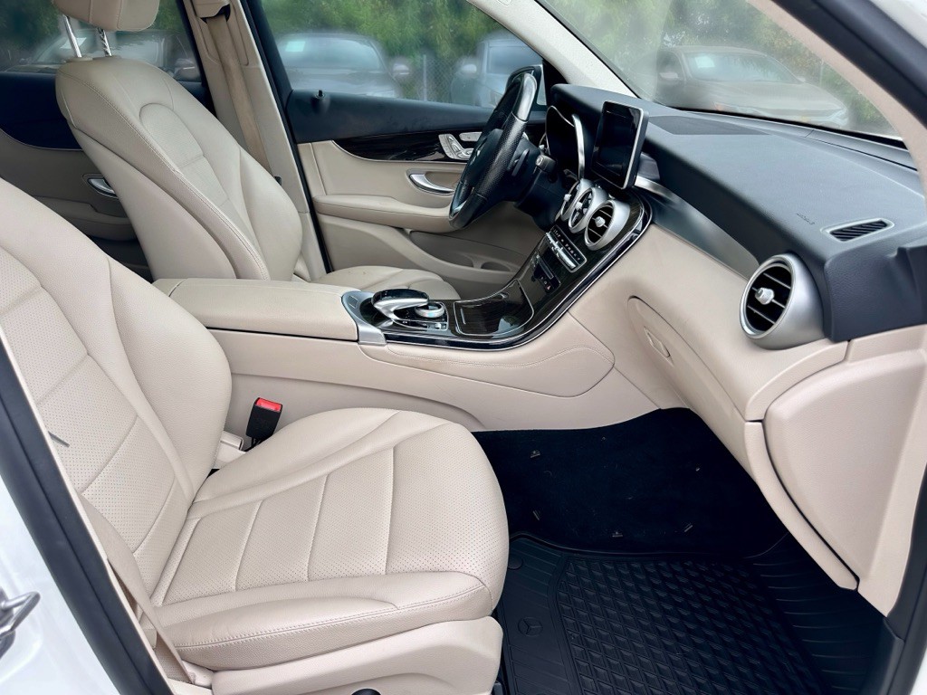 2017 Mercedes-Benz GLC-Class Image 27