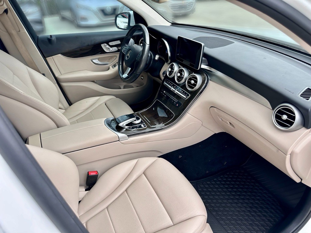 2017 Mercedes-Benz GLC-Class Image 28