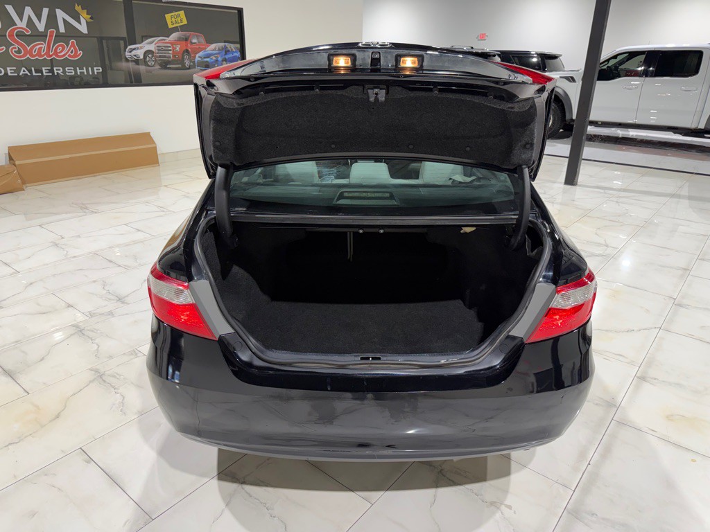 2017 Toyota Camry Image 11