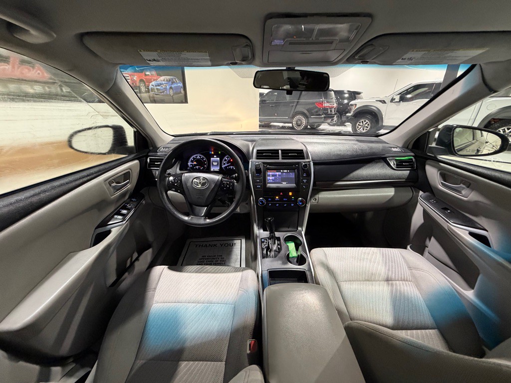 2017 Toyota Camry Image 19