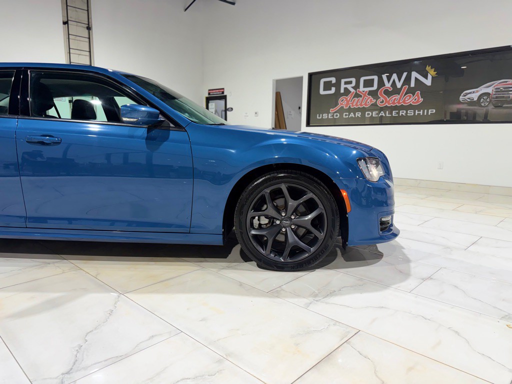 2021 Chrysler 300 Image 6