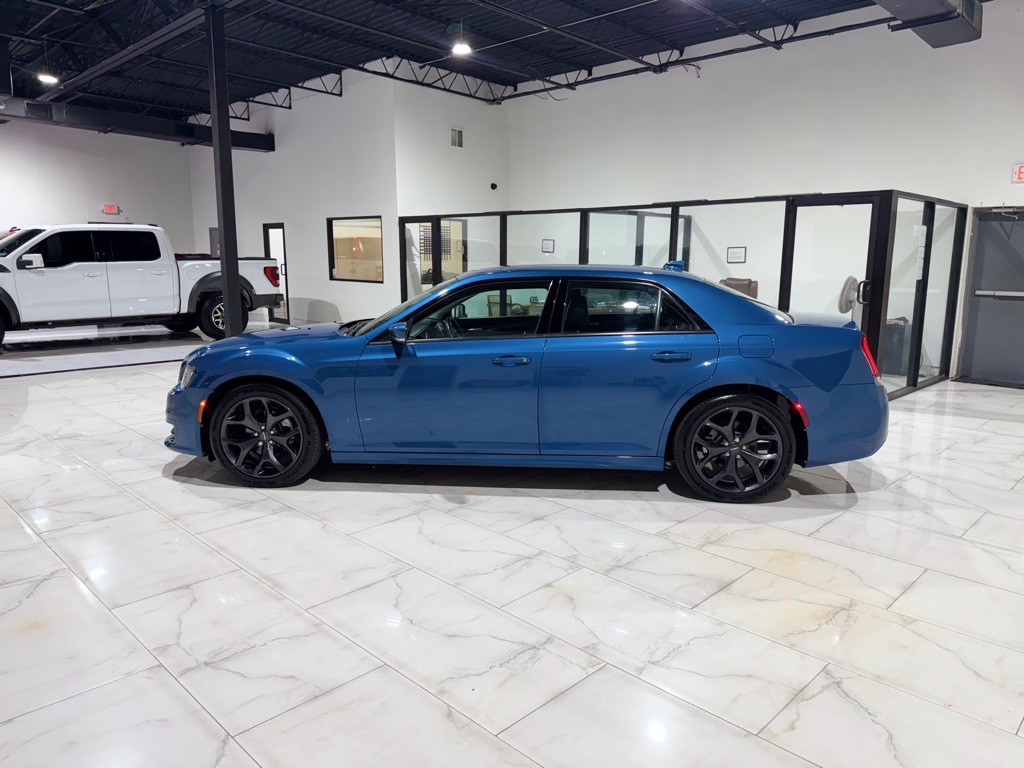 2021 Chrysler 300 Image 8