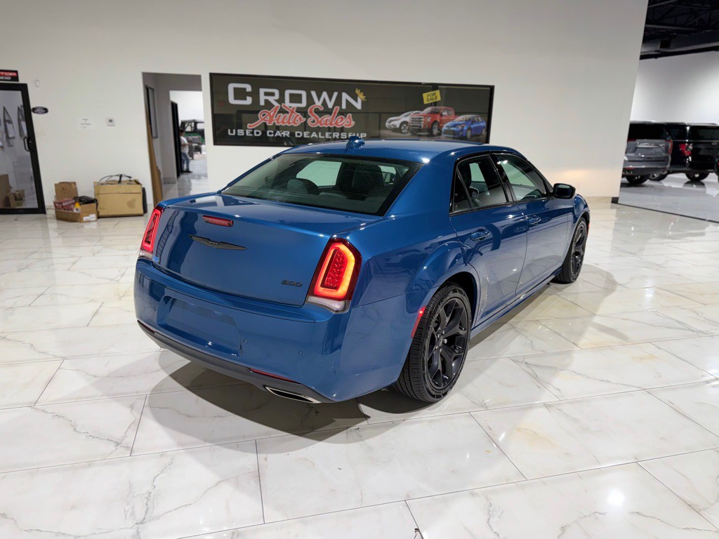 2021 Chrysler 300 Image 9