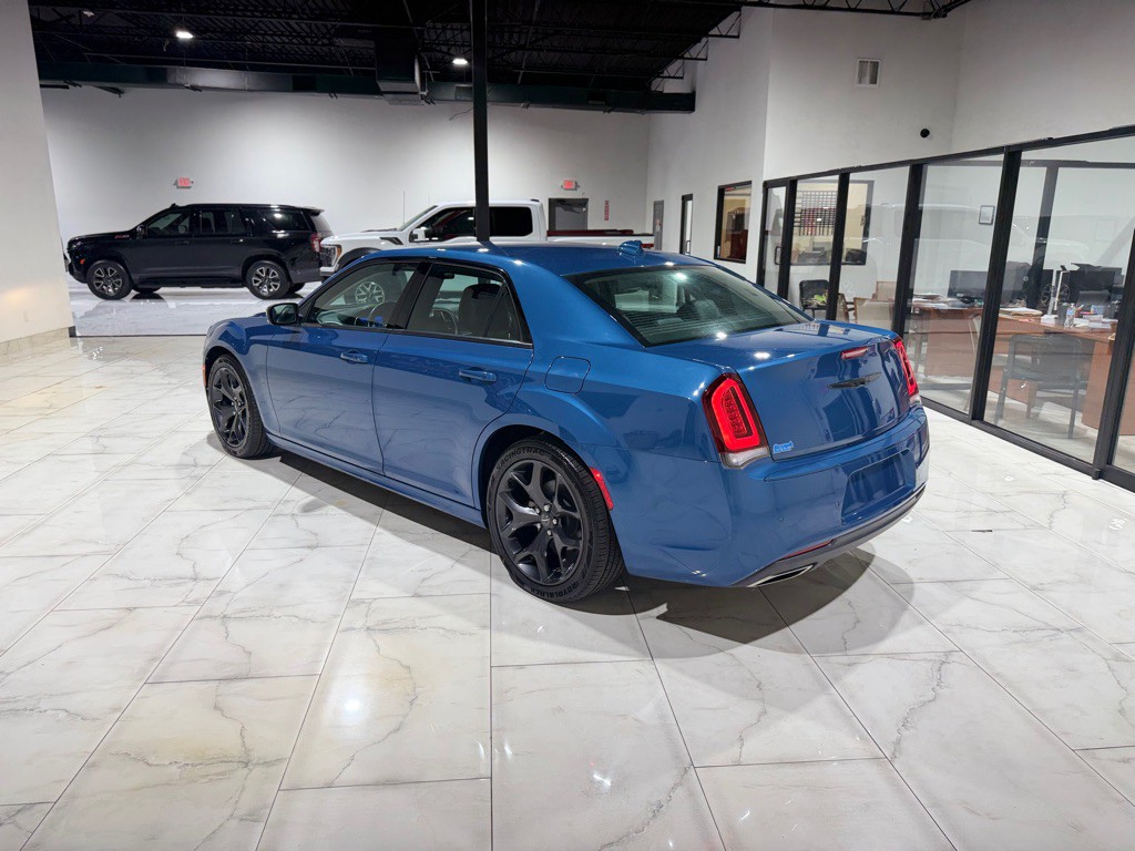 2021 Chrysler 300 Image 11