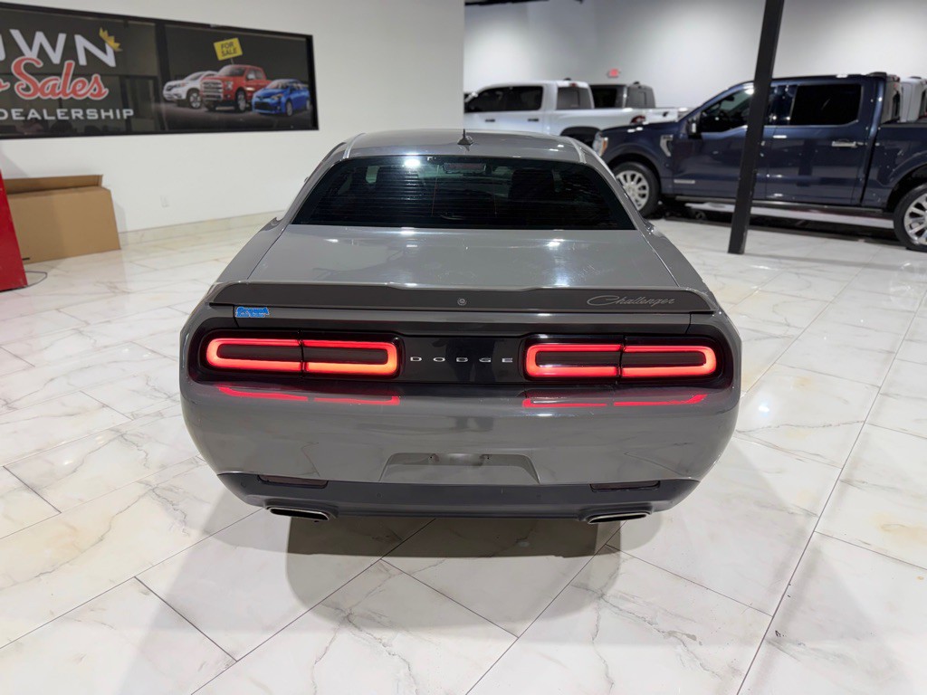 2017 Dodge Challenger Image 9