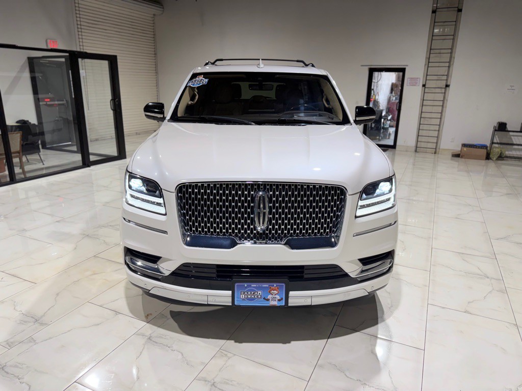 2019 Lincoln Navigator Image 2