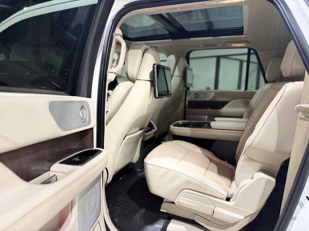 2019 Lincoln Navigator Image 12
