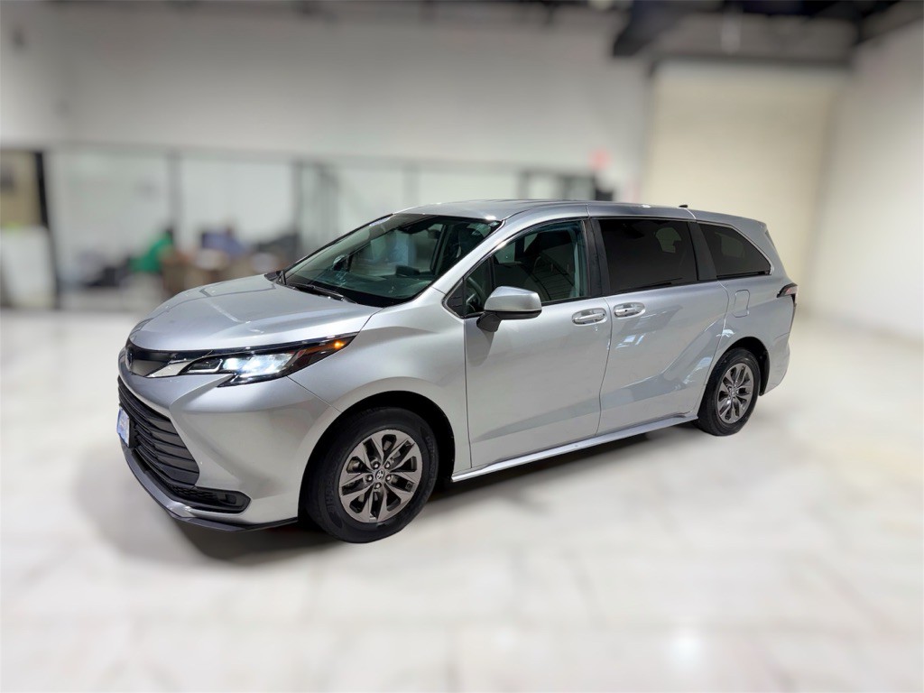 2023 Toyota Sienna Image 1