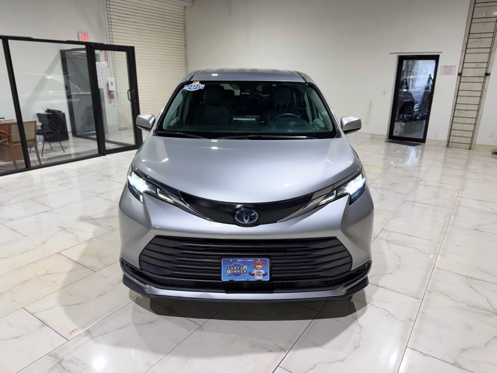 2023 Toyota Sienna Image 2