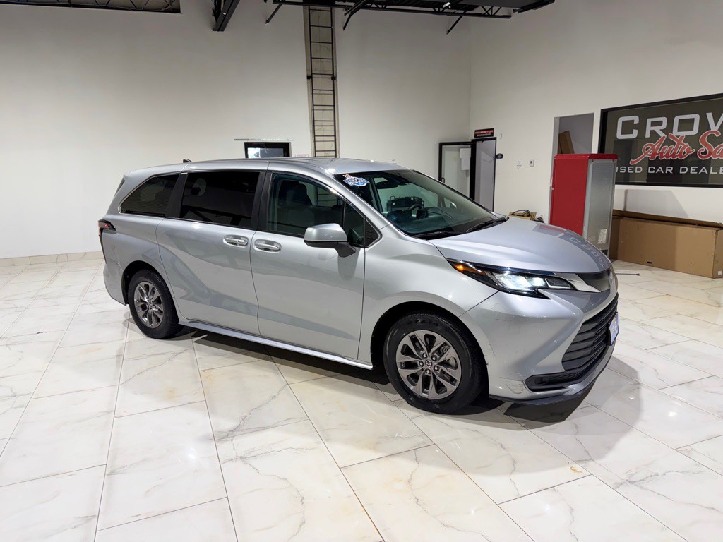 2023 Toyota Sienna Image 3