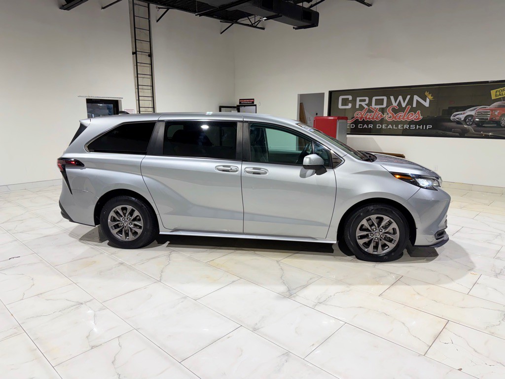 2023 Toyota Sienna Image 6