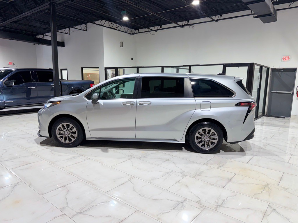 2023 Toyota Sienna Image 7