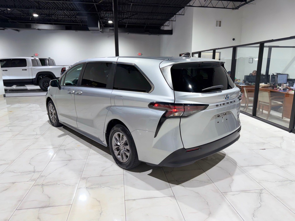 2023 Toyota Sienna Image 10