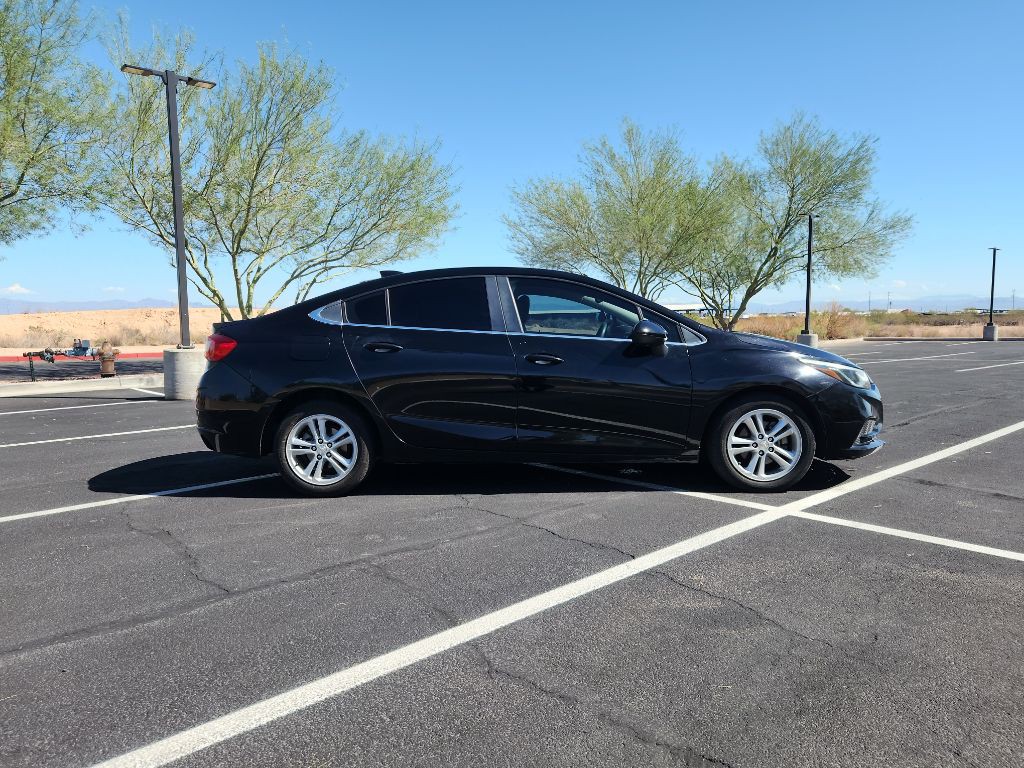 2017 Chevrolet Cruze Image 2