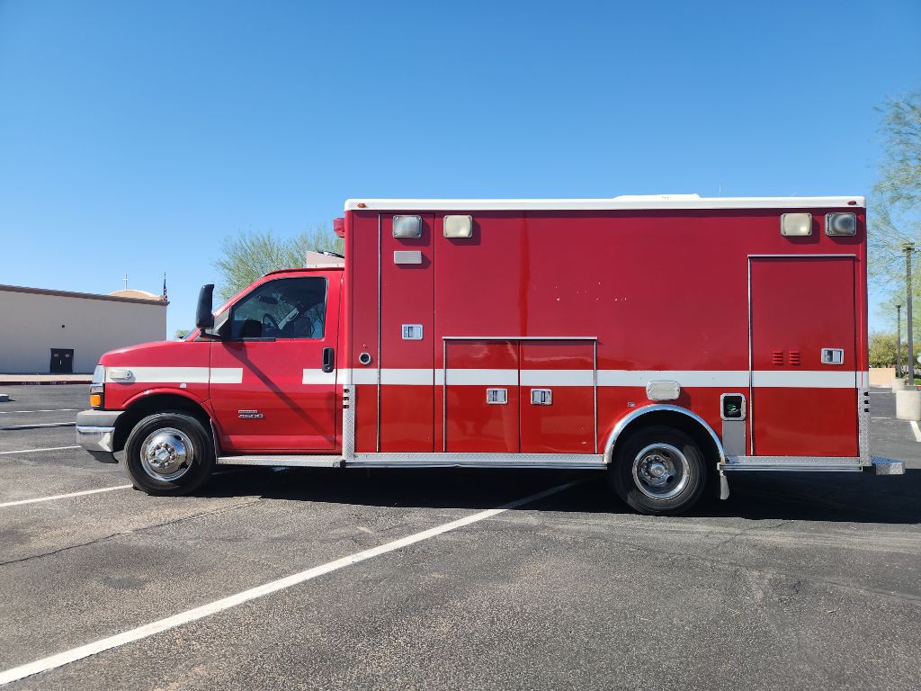 2010 Chevrolet Express Image 2