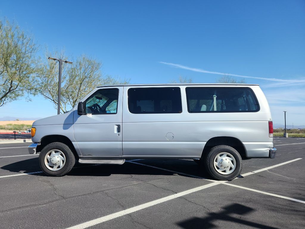 2005 Ford Econoline Image 1