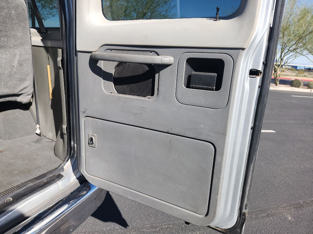 2005 Ford Econoline Image 12