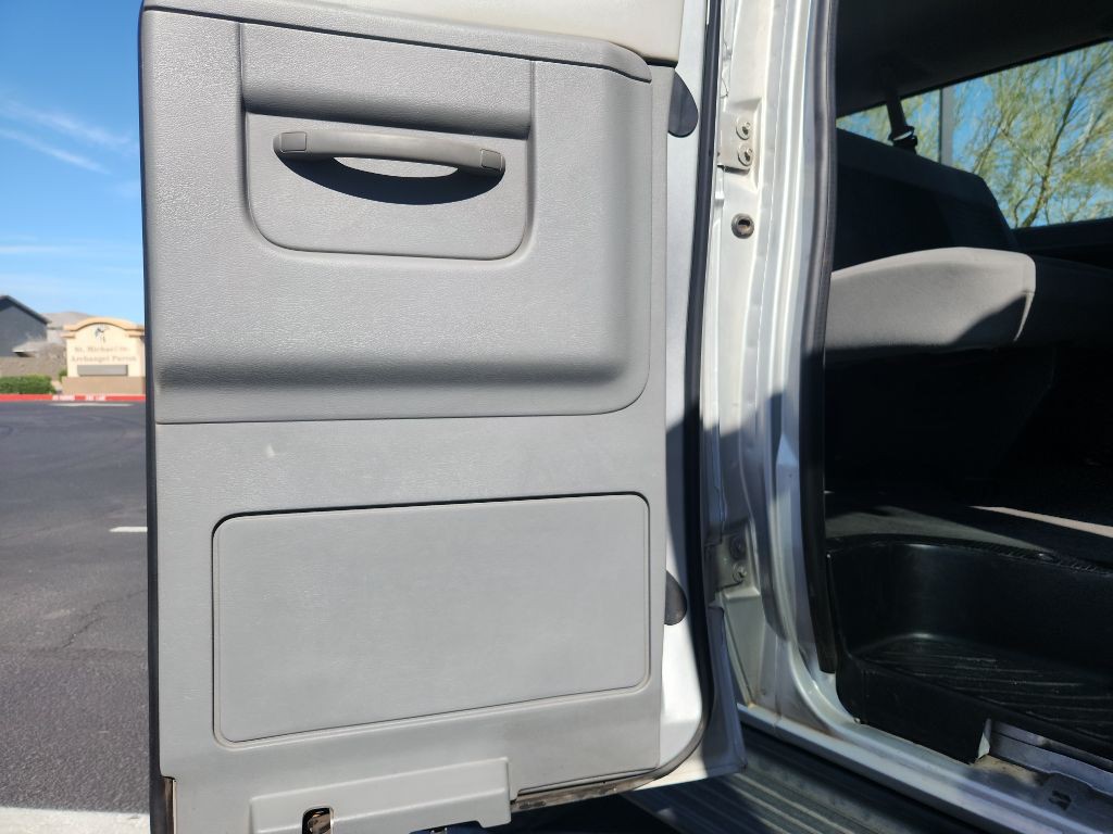 2005 Ford Econoline Image 18