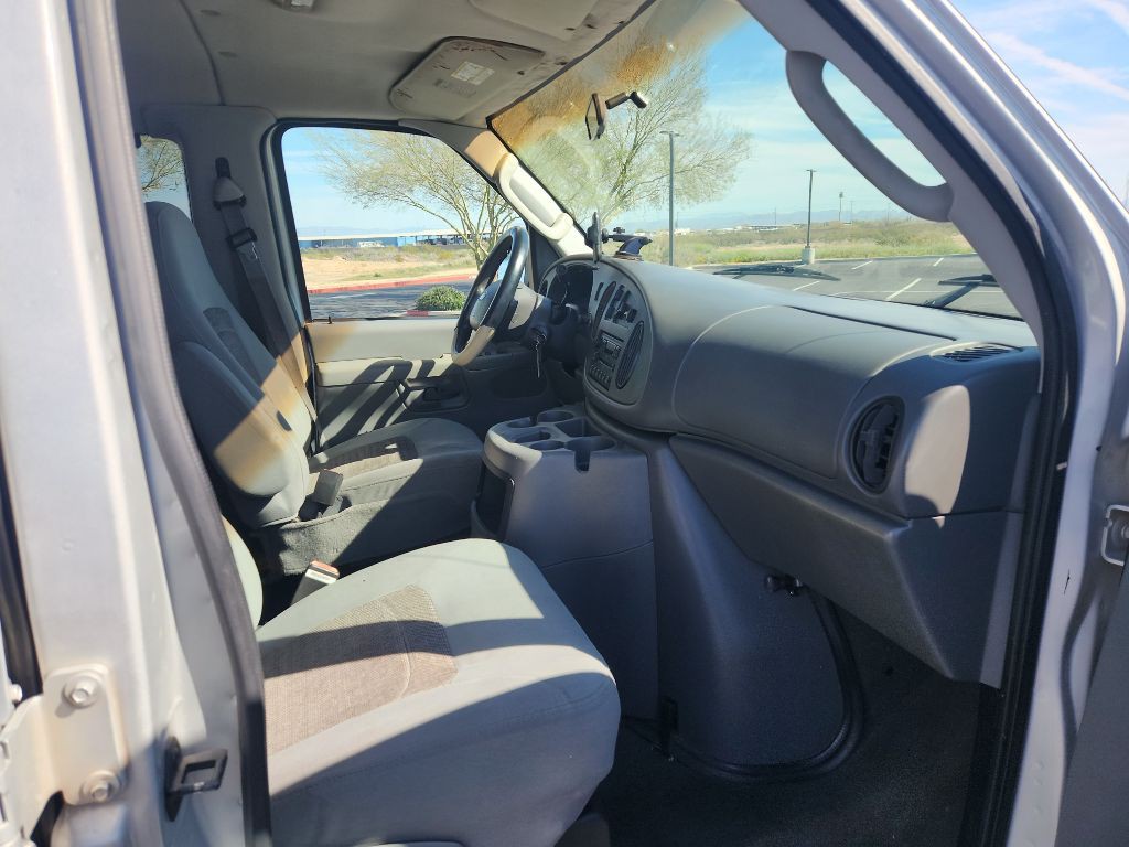 2005 Ford Econoline Image 21