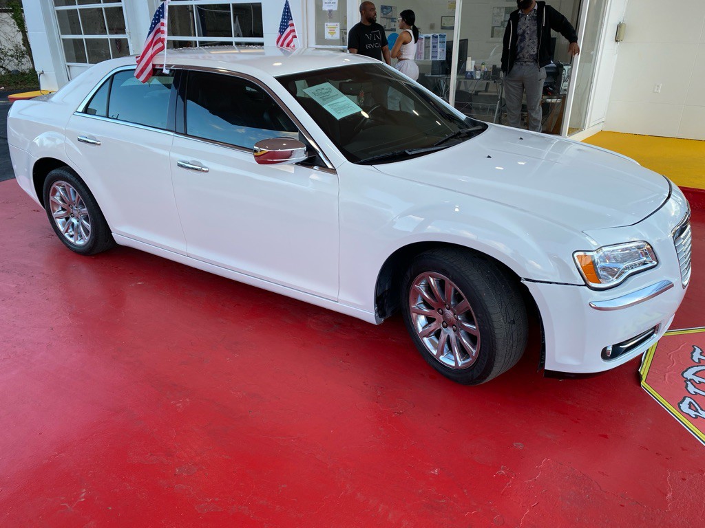 2012 Chrysler 300 Image 3