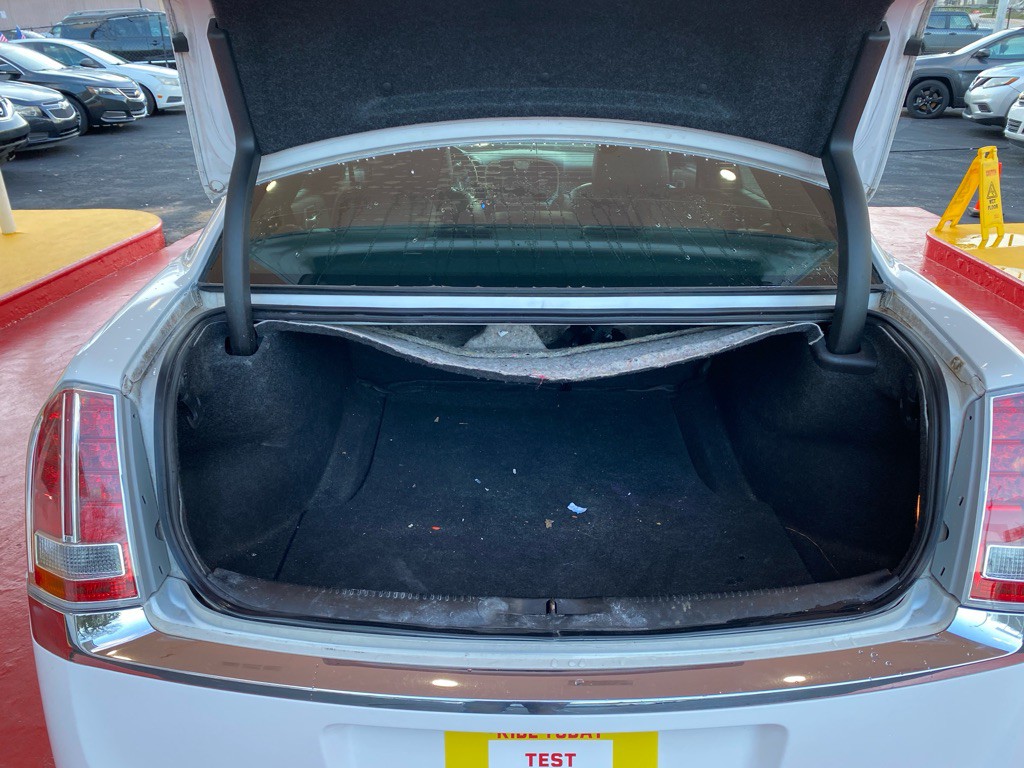 2012 Chrysler 300 Image 9