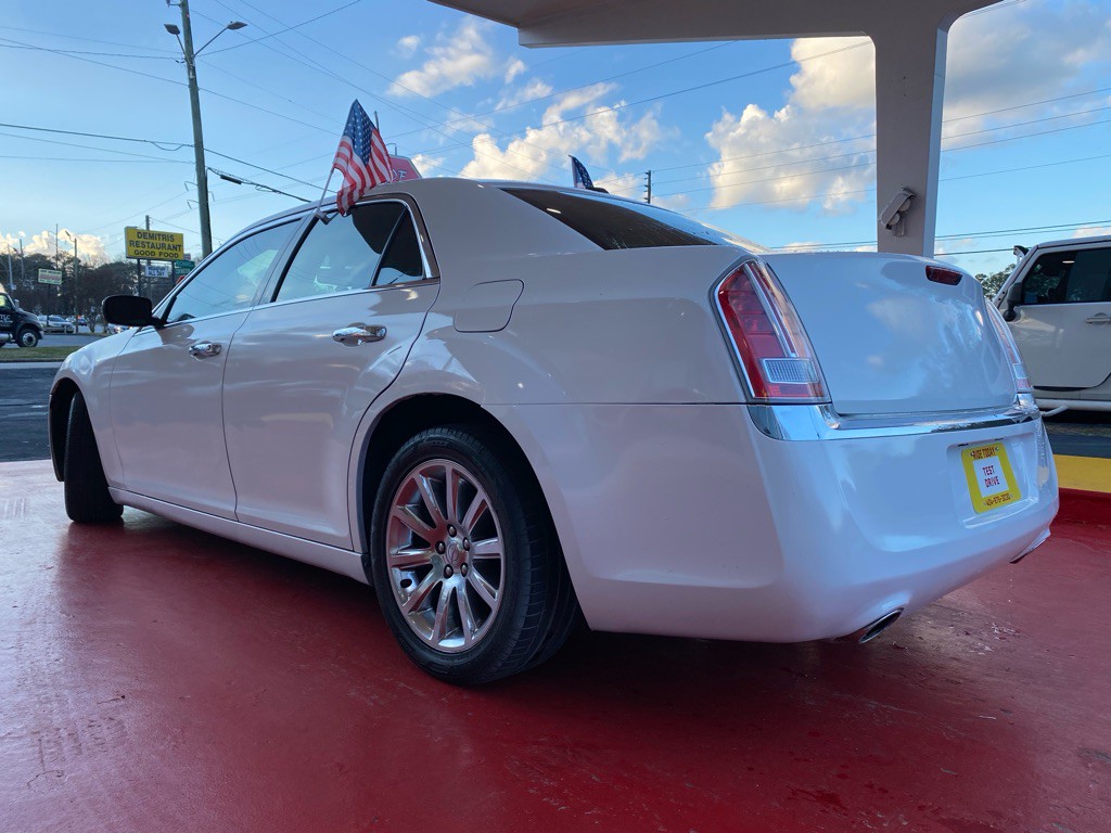 2012 Chrysler 300 Image 10