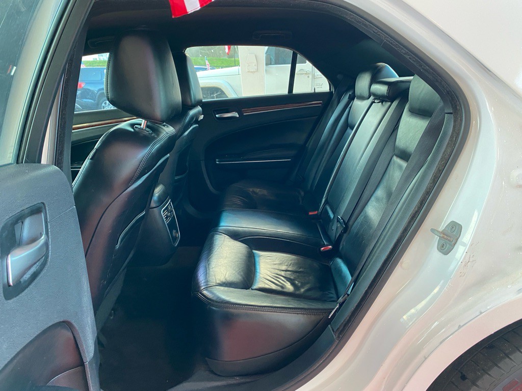 2012 Chrysler 300 Image 11