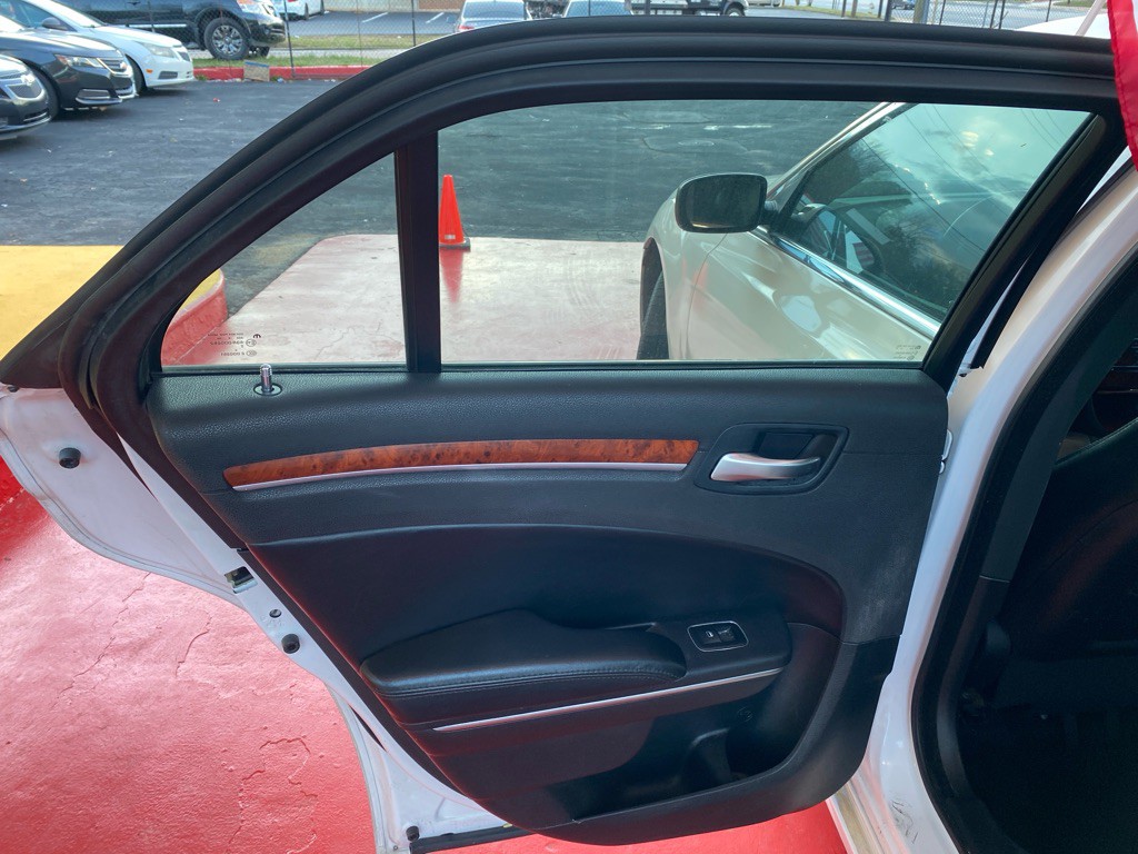 2012 Chrysler 300 Image 12