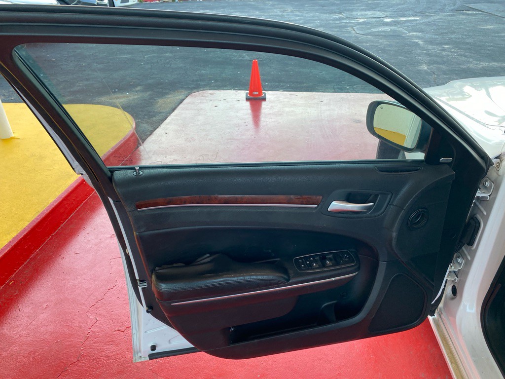 2012 Chrysler 300 Image 15