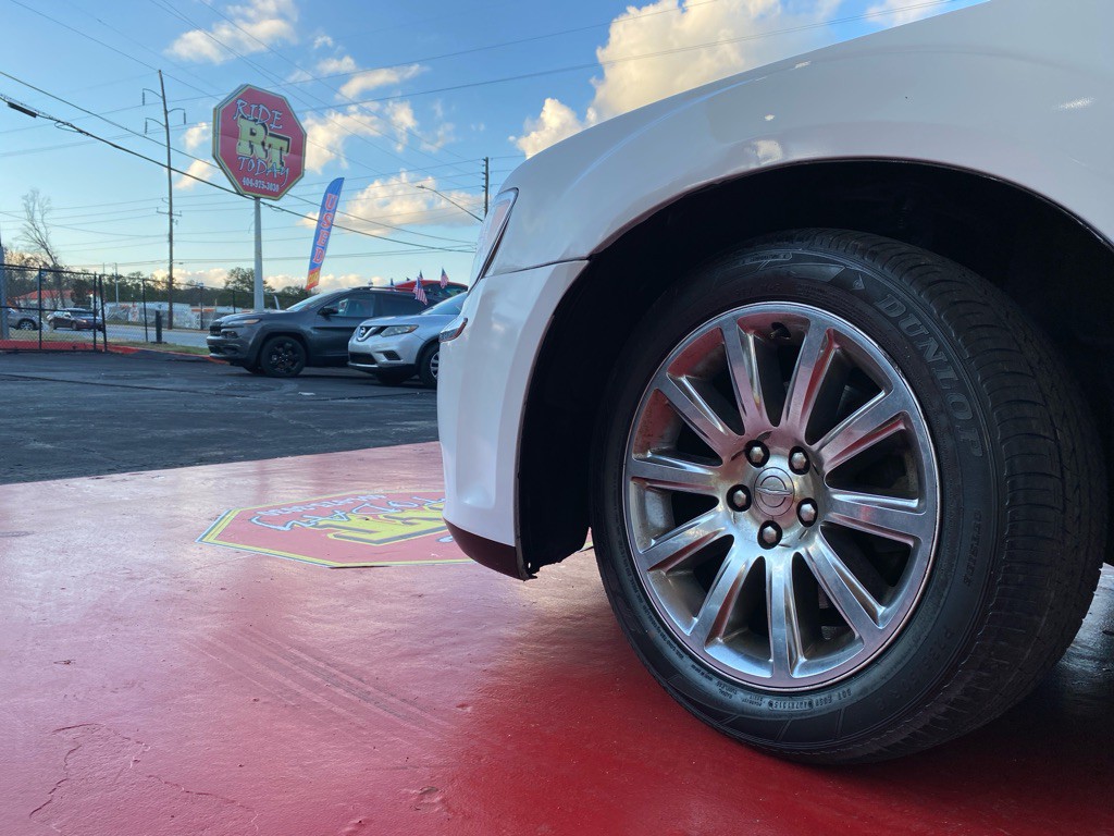 2012 Chrysler 300 Image 17