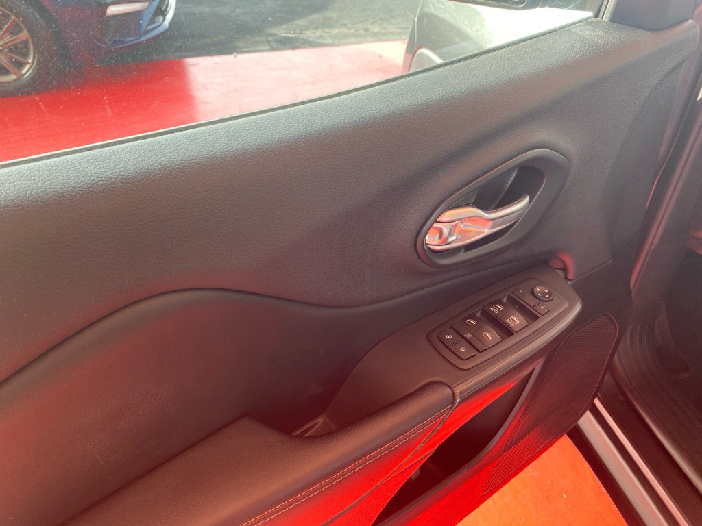 2017 Jeep Cherokee Image 17