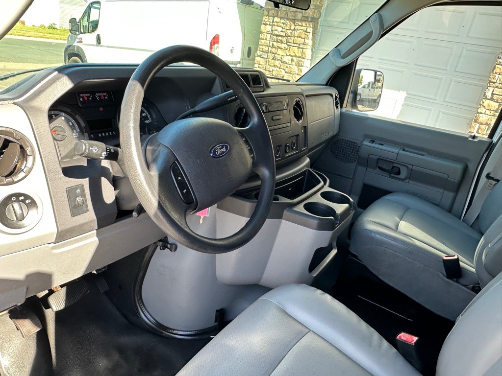 2014 Ford E-series Image 10