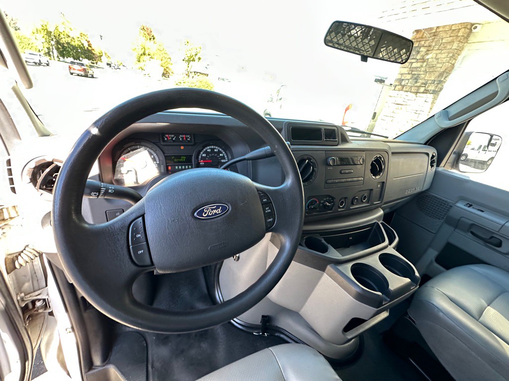 2014 Ford E-series Image 13