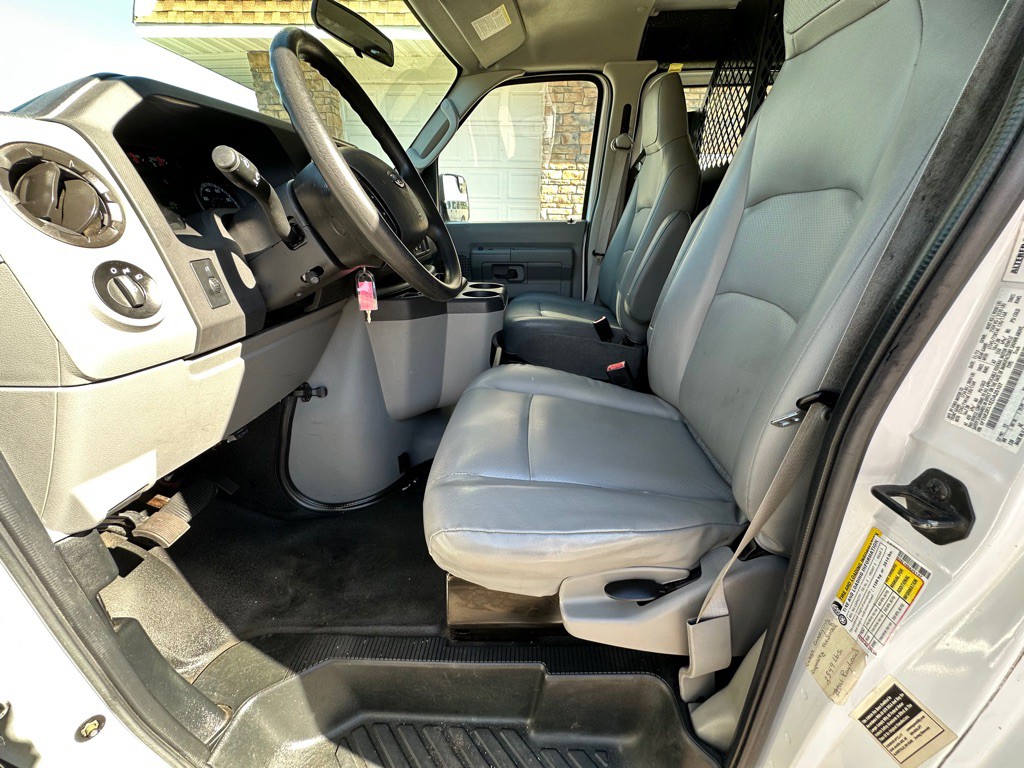 2014 Ford E-series Image 15