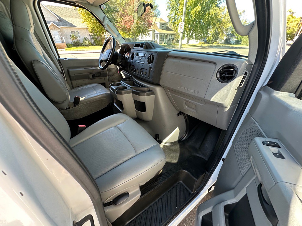 2014 Ford E-series Image 23