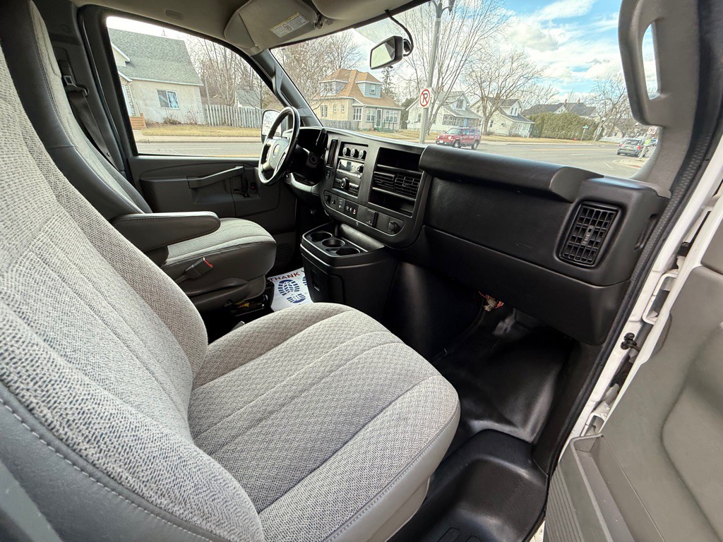 2016 Chevrolet Express Image 11