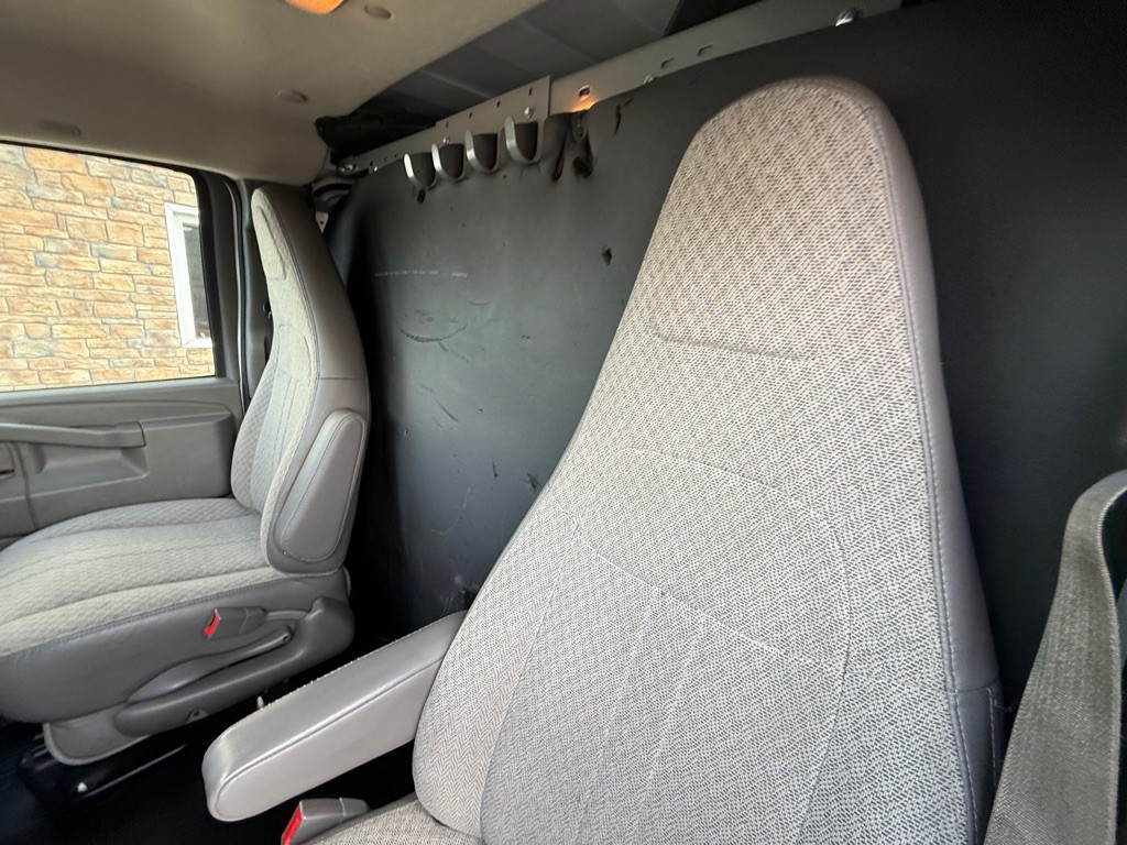 2016 Chevrolet Express Image 17
