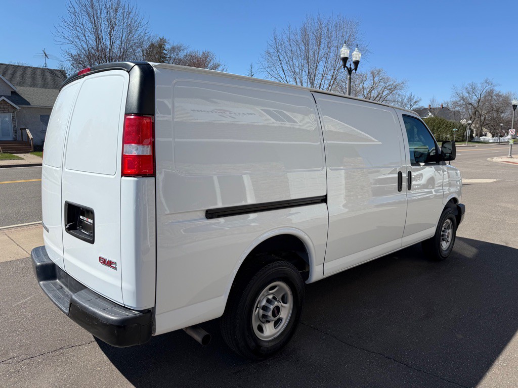 2023 GMC Savana Image 3