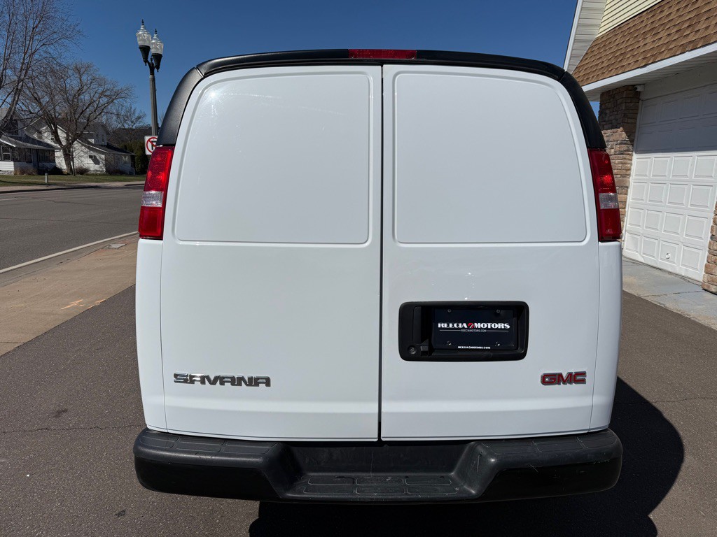 2023 GMC Savana Image 4