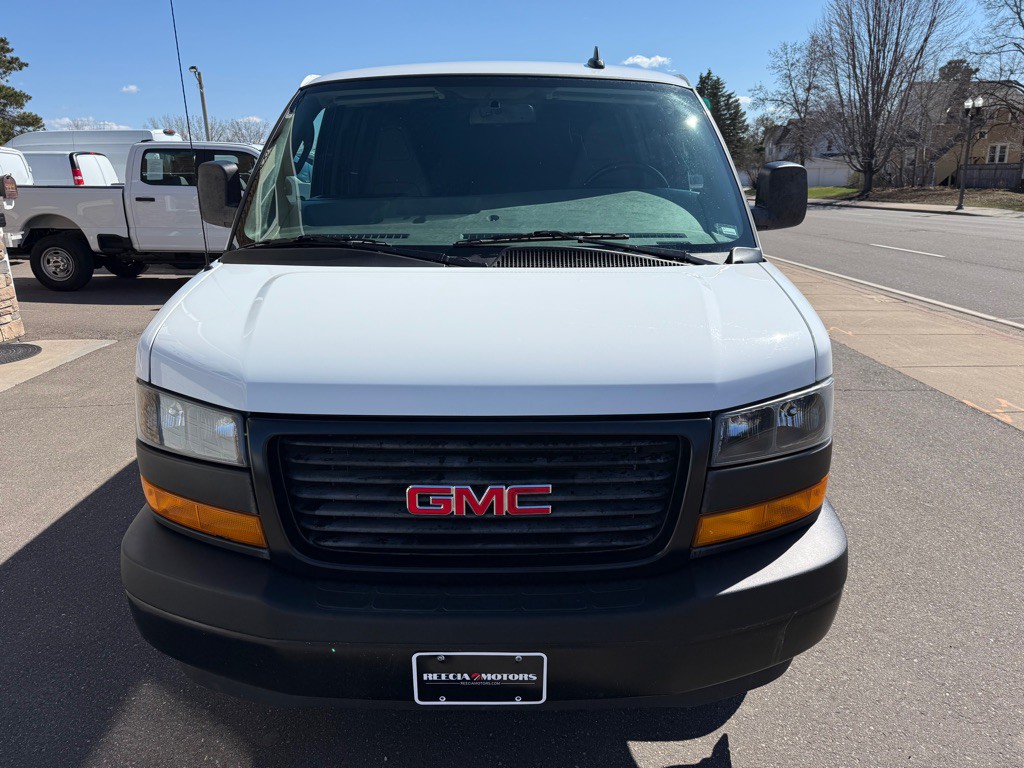 2023 GMC Savana Image 9