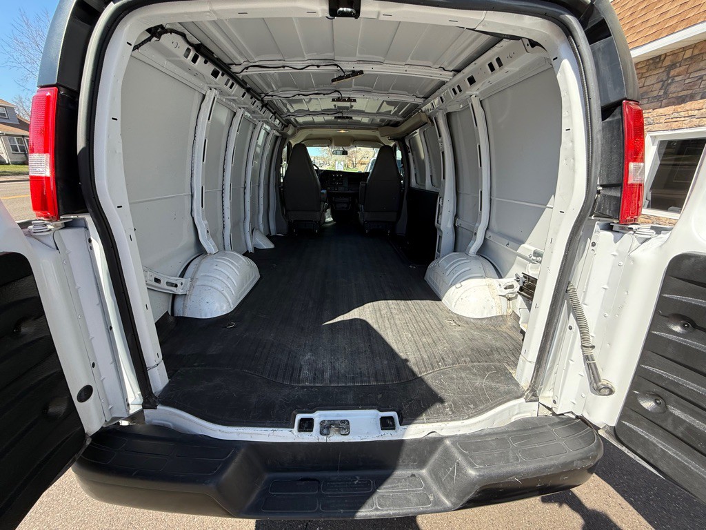 2023 GMC Savana Image 12