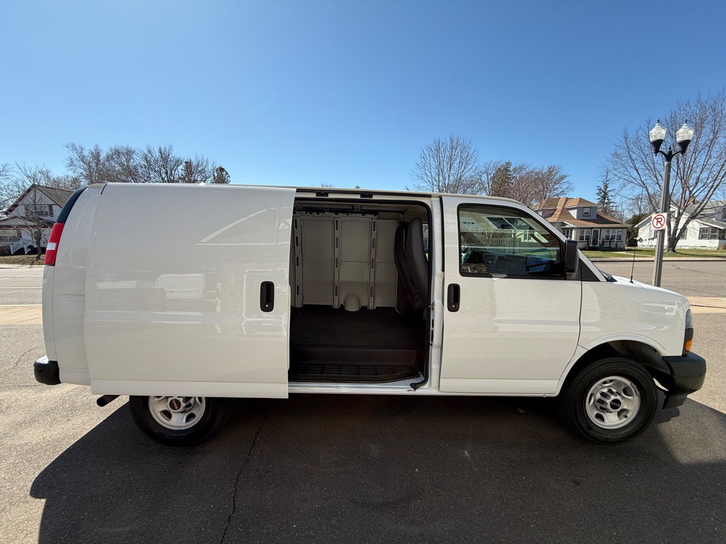 2023 GMC Savana Image 14