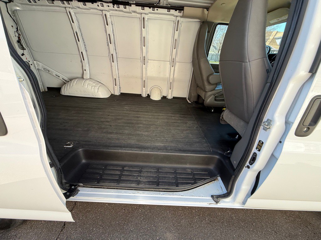 2023 GMC Savana Image 15