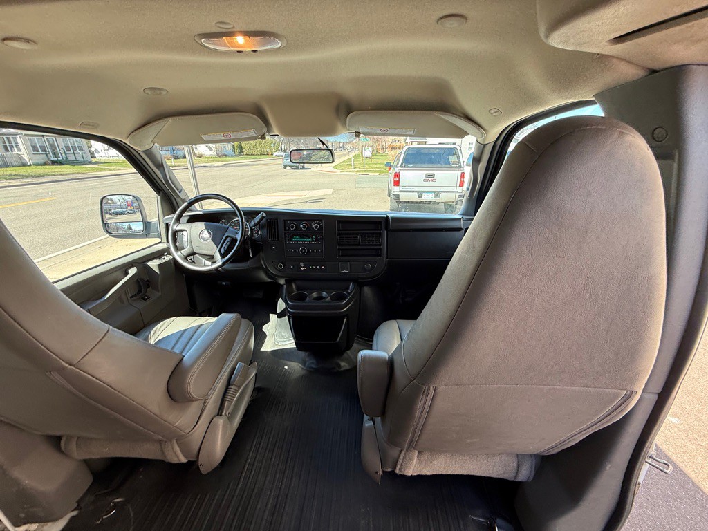 2023 GMC Savana Image 17
