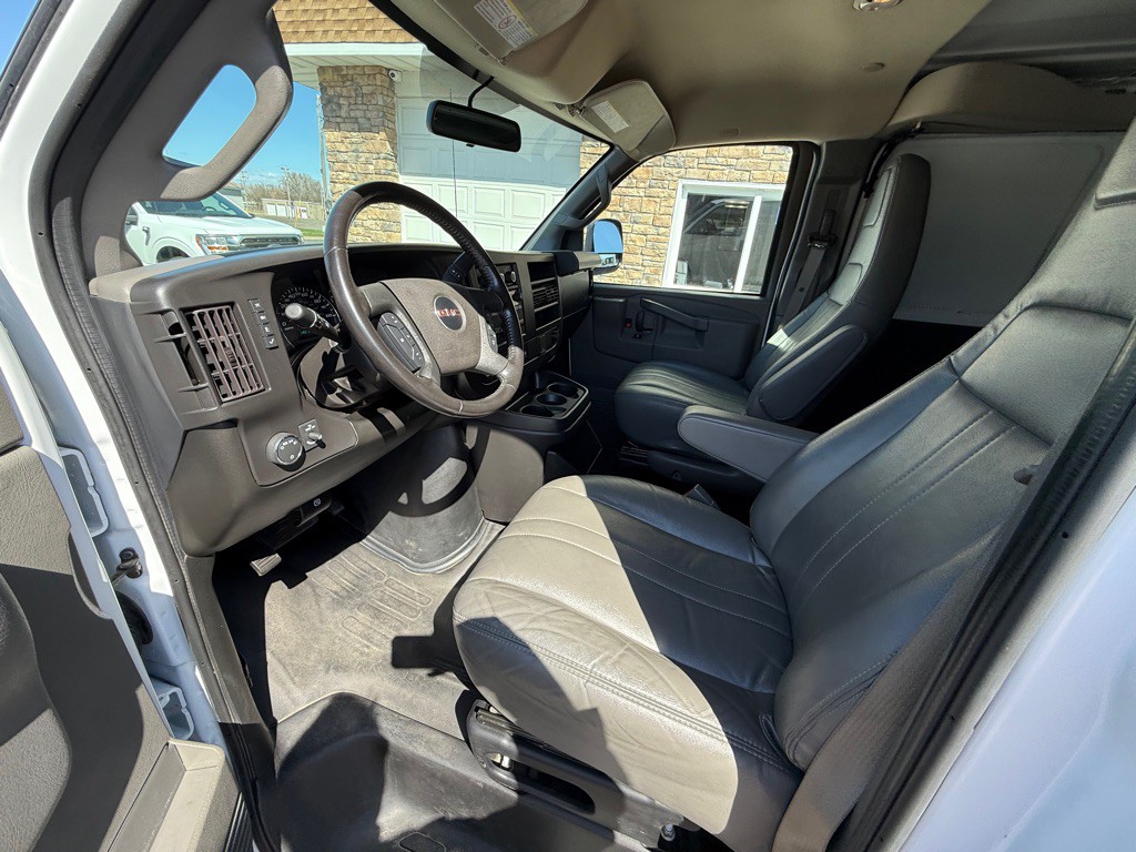 2023 GMC Savana Image 20