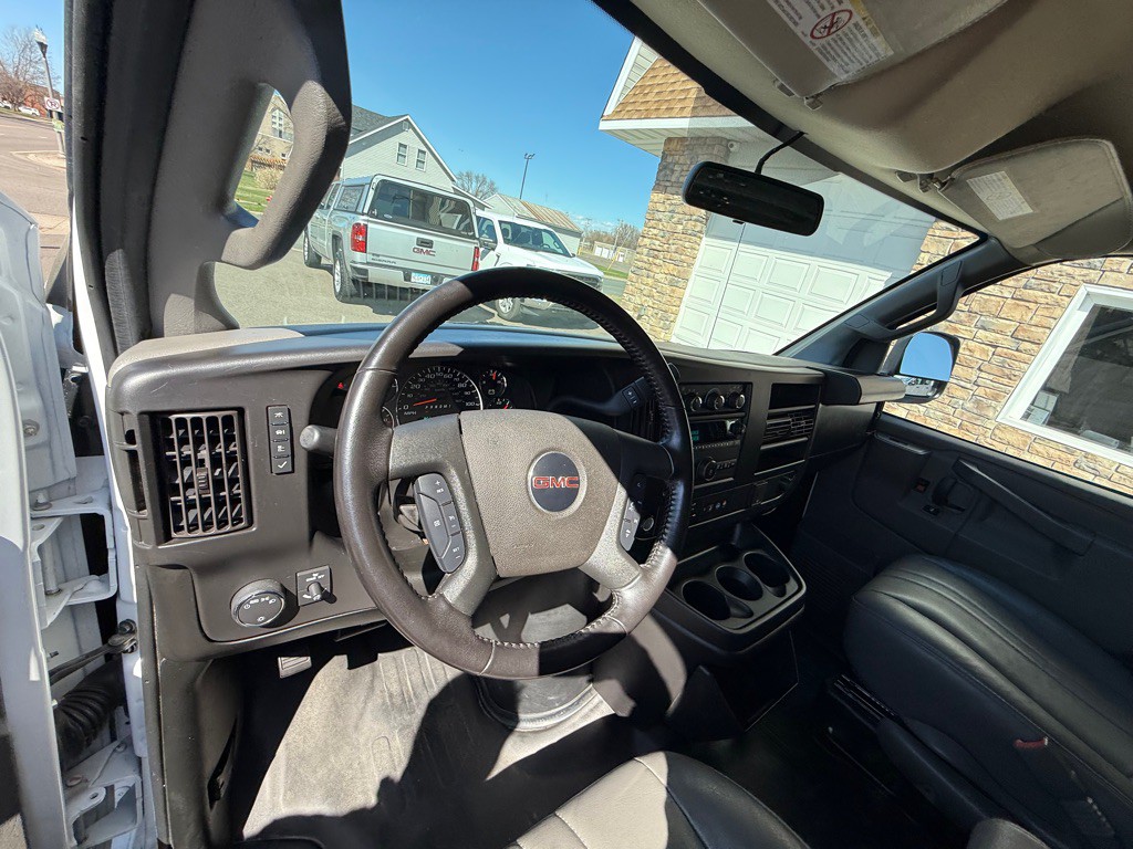 2023 GMC Savana Image 21