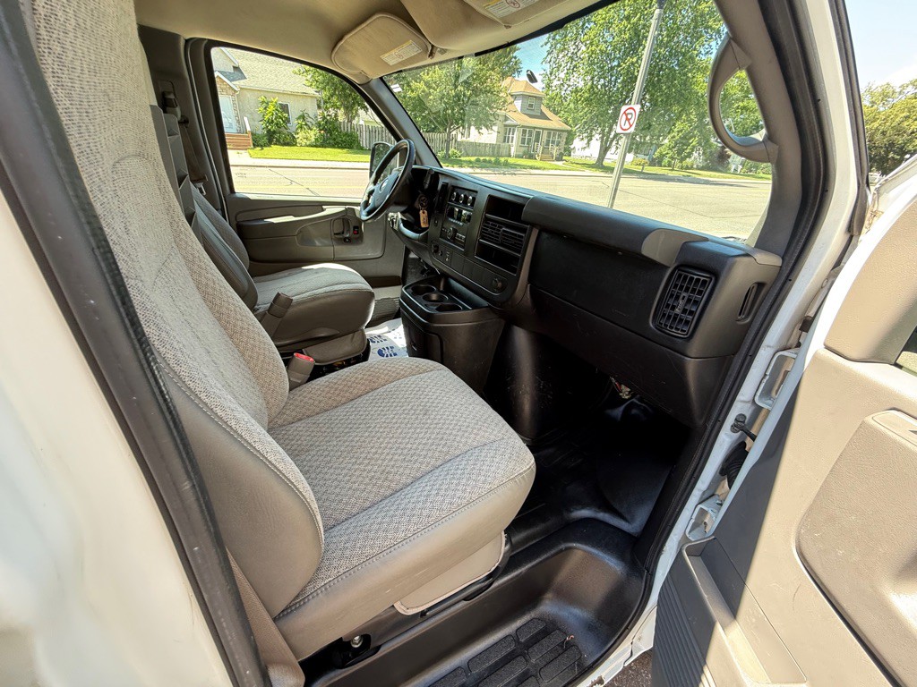 2013 Chevrolet Express Image 16