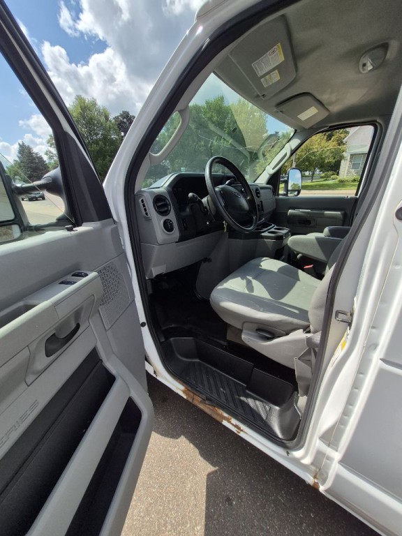 2013 Ford E-series Image 8