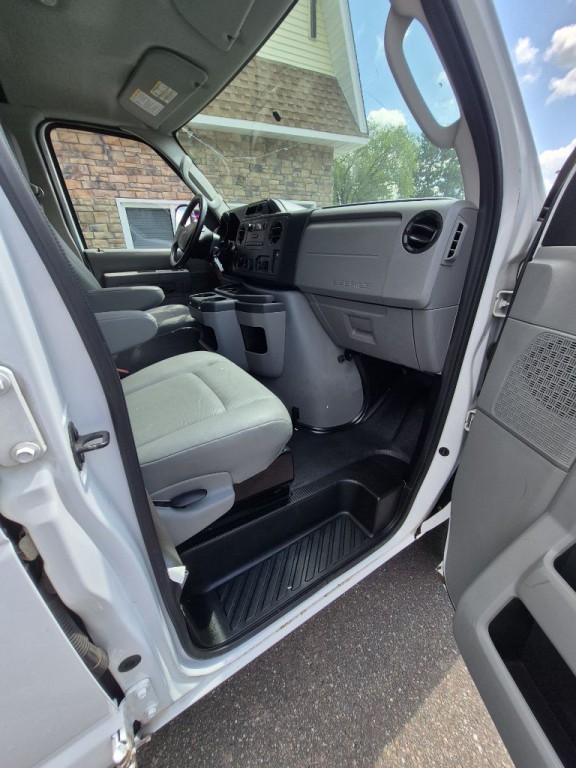 2013 Ford E-series Image 10