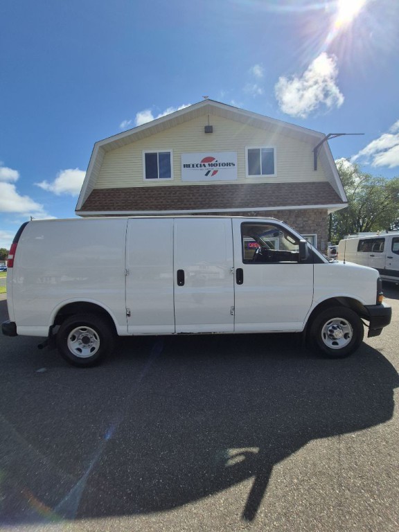 2017 Chevrolet Express Image 3